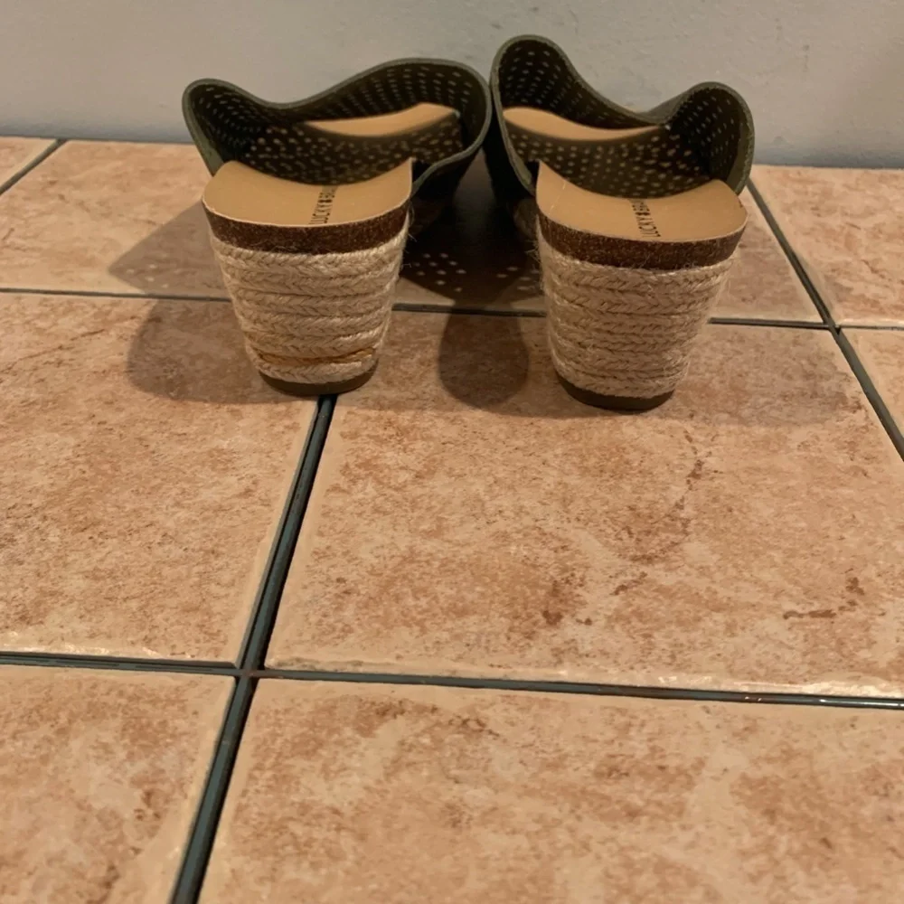 Lucky Brand Jemya Espadrille Wedges Olive size 8.5